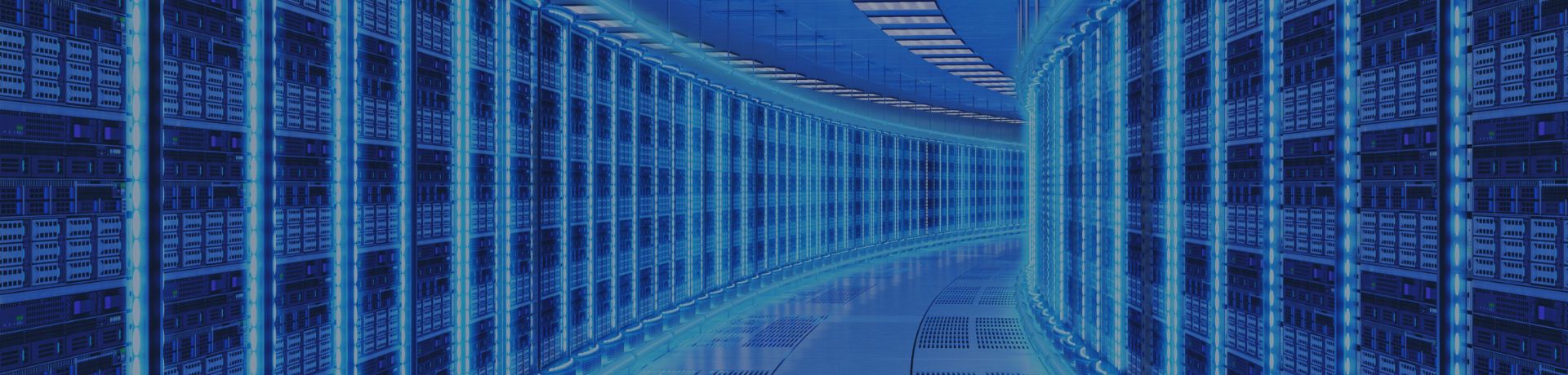 Allée de data center illuminée en bleu, racks de serveurs, mainframe, informatique haute performance, transformation numérique, cloud