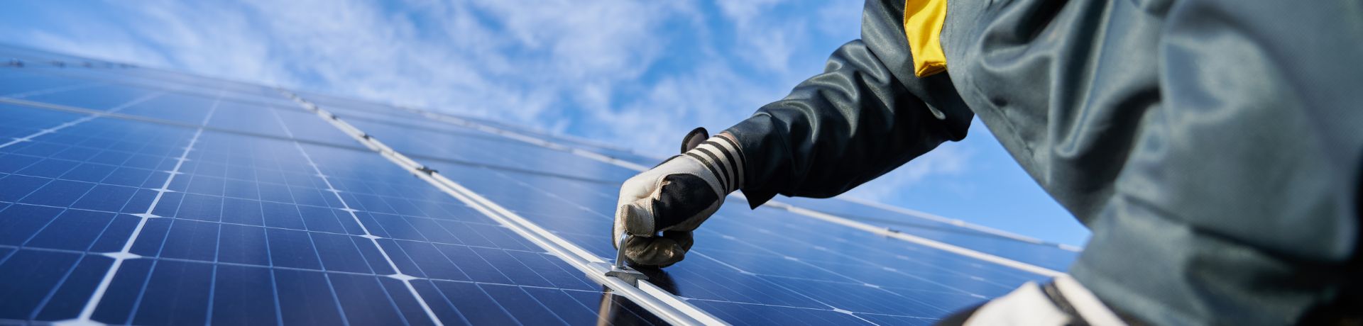 un installateur de panneaux photovoltaïques