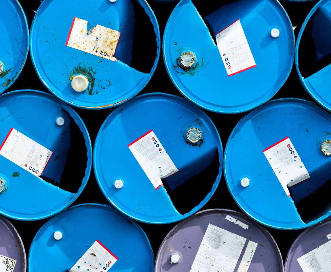 Des barils bleus contenant des produits chimiques