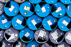 Des barils bleus contenant des produits chimiques