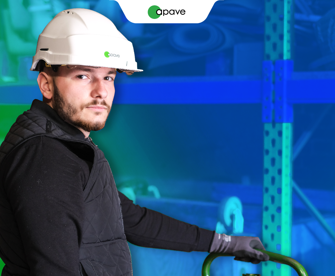 Un homme porte un casque blanc avec le logo Apave