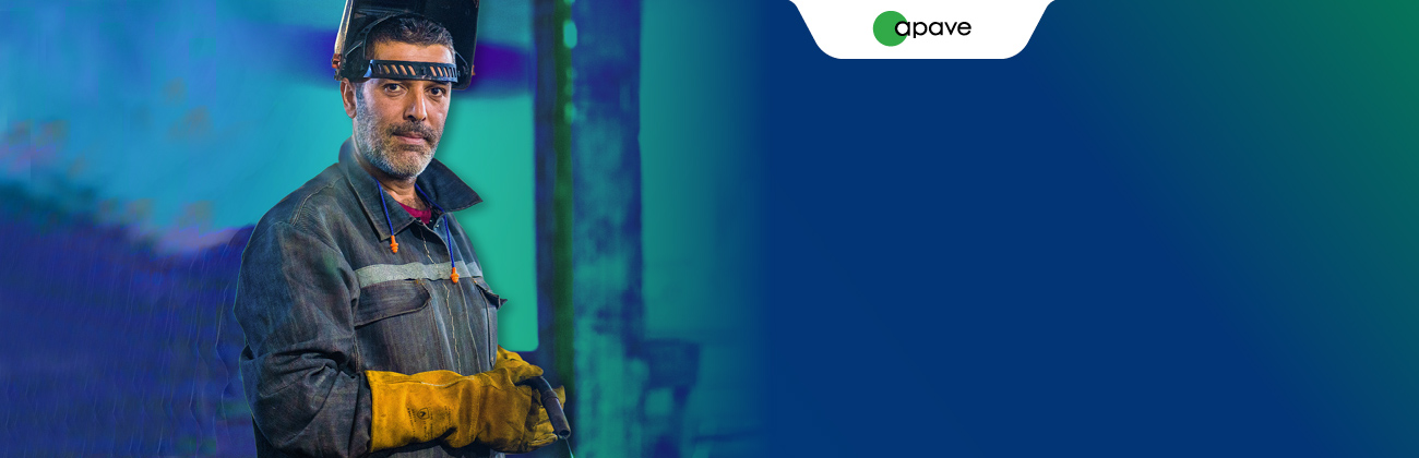 Un homme porte un casque et des gants pour pratiquer le soudage