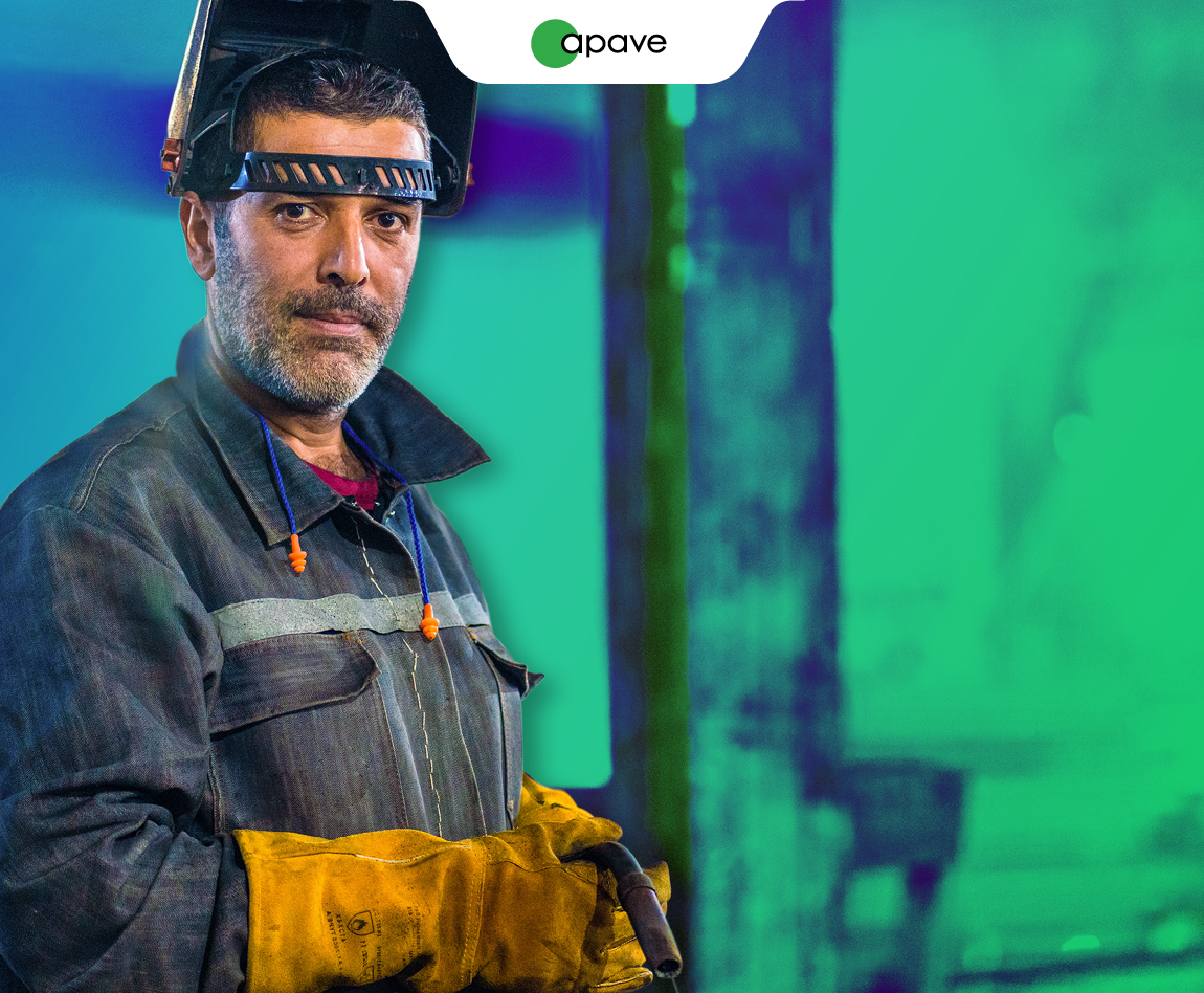 Un homme porte un casque et des gants pour pratiquer le soudage