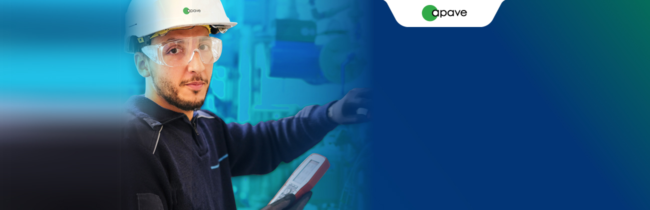 Un homme porte un casque blanc avec le logo Apave et tient une tablette dans ses mains