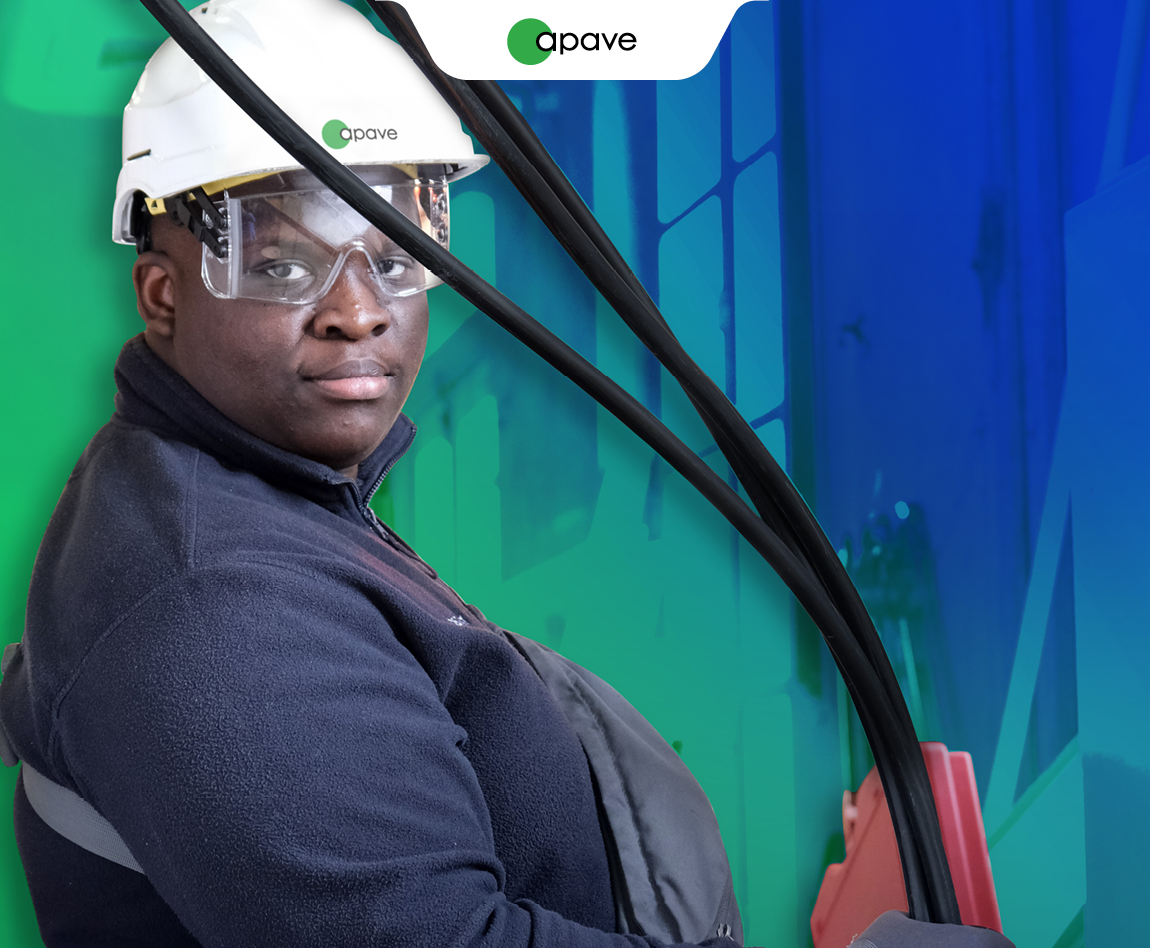 Un homme porte un casque blanc avec le logo Apave et tient des cables dans ses mains