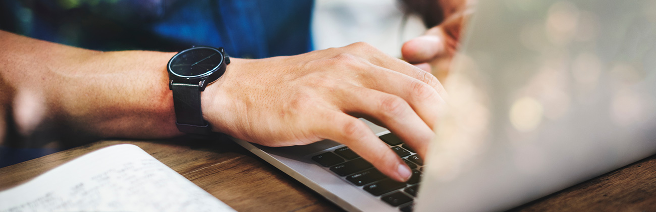 Homme d'affaire travaillant sur un ordinateur