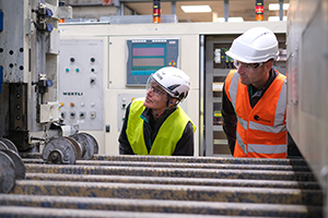 Deux collaborateurs Apave en train de réaliser le contrôle visuel d'une machine industrielle