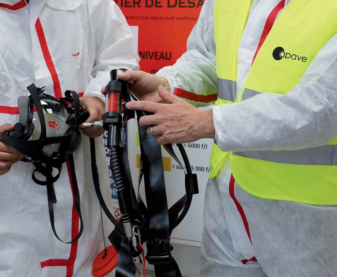 Un formateur apave amiante avec un stagiaire