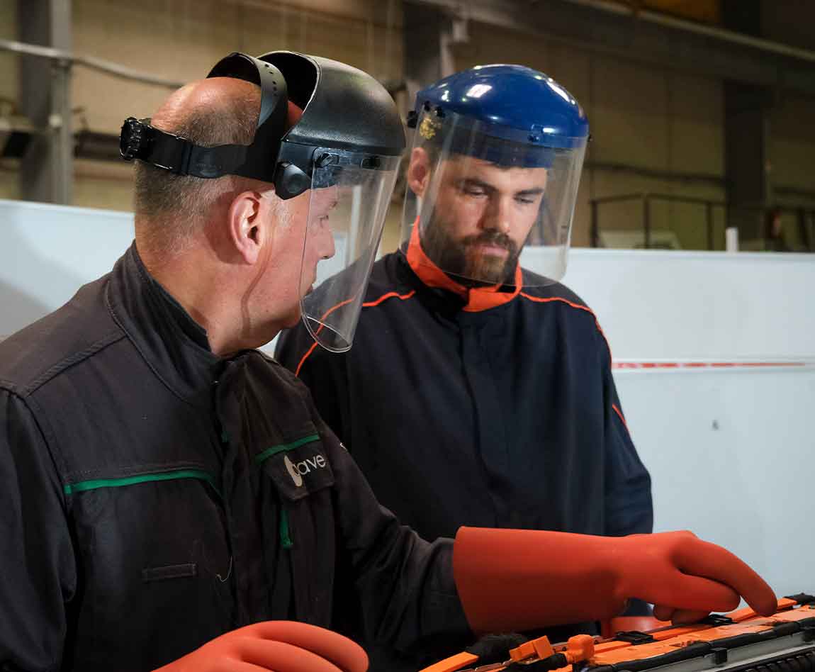 Deux stagiaires avec un formateur Apave en habilitation électrique