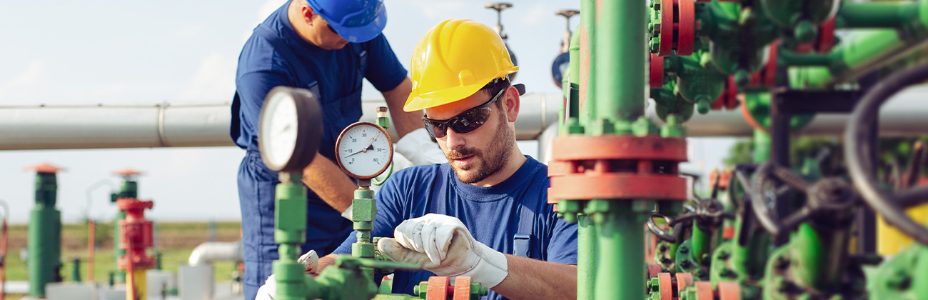 Deux opérateurs de maintenance dans l'industrie énergétique