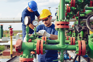 Deux opérateurs de maintenance dans l'industrie énergétique