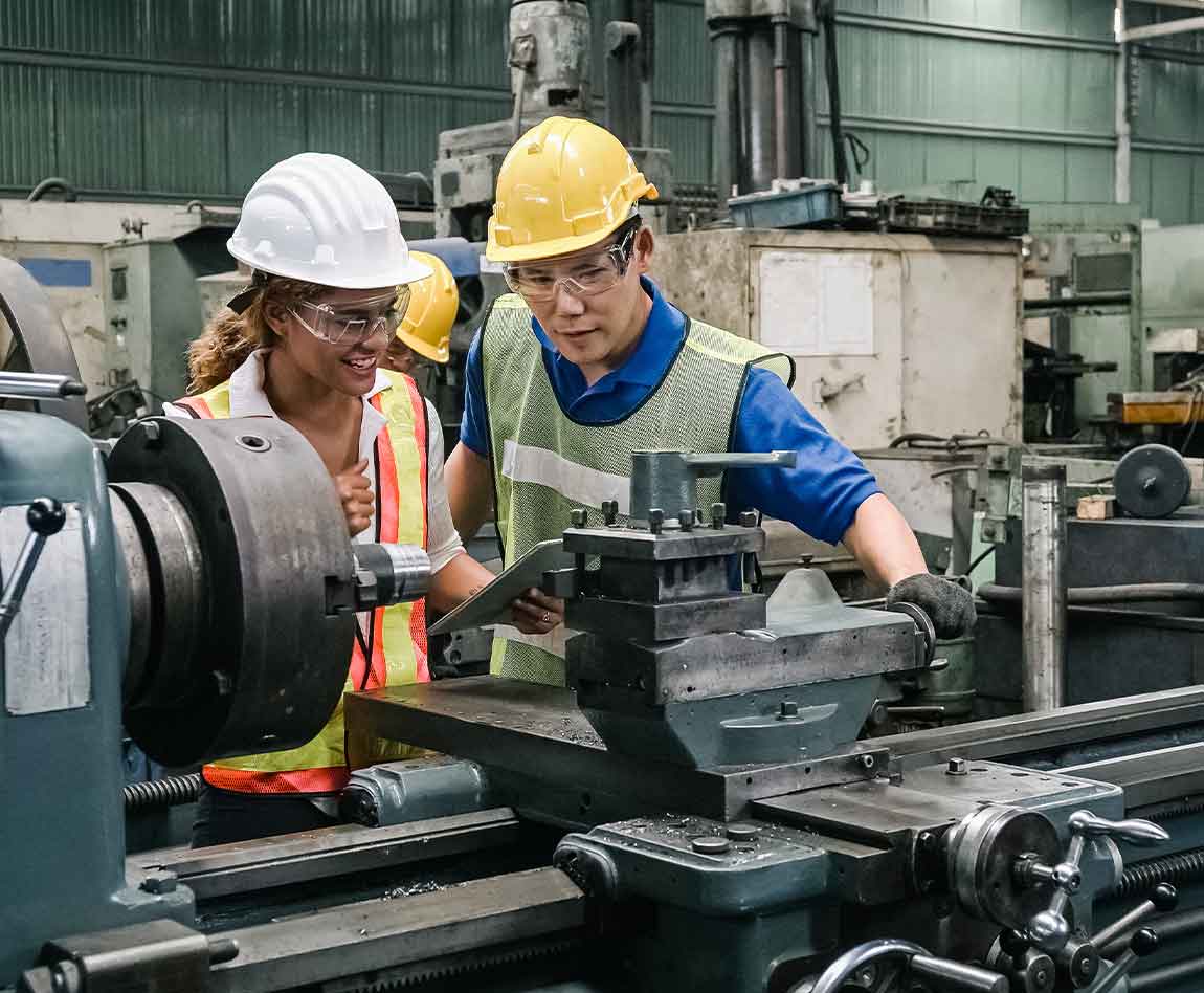 Travail en équipe, des ingénieurs travaillant dans l'industrie lourde en usine.