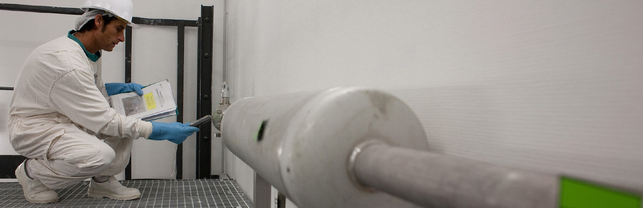 Un collaborateur Apave contrôle un équipement nucléaire