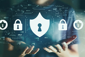 des mains montrent des pictogrammes représentant la cybersécurité