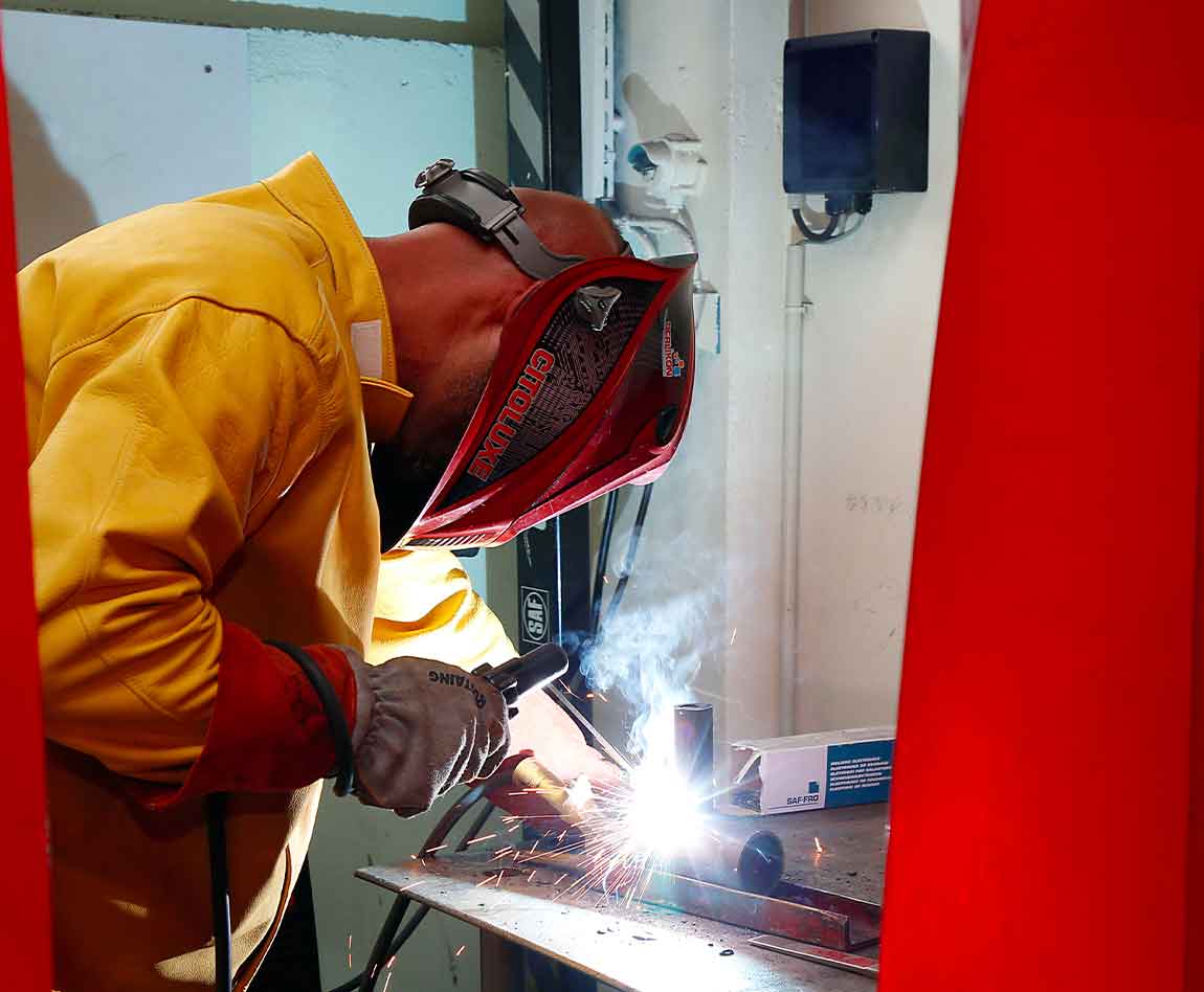 Un collaborateur apave réalise une soudure