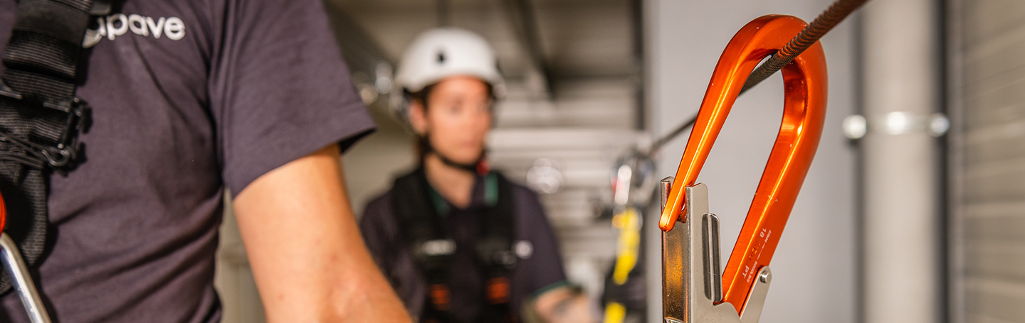 Deux collaborateurs Apave réalisant des travaux en hauteur