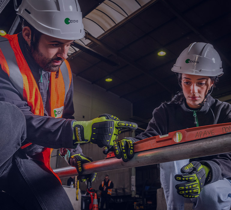 Un formateur Apave donne des explications à sa stagiaire à propos des travaux en hauteur