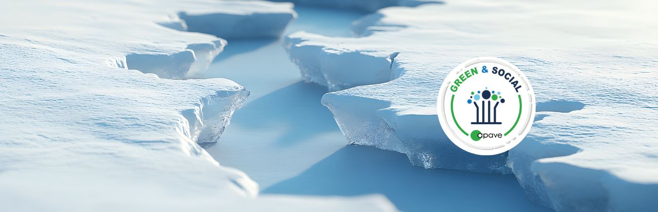 Mer de glace fondue et fissurée, illustrant le changement climatique. Logo Green & Social.