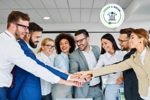 Des collègues en train de tendre la main