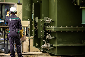 Un collaborateur Apave contrôle la conformité d'un tableau électrique