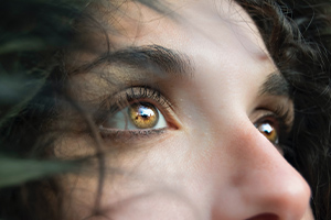 photo en gros plan d'une femme brune aux yeux marrons