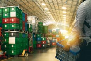 Entrepôt avec un travailleur portant un exosquelette à la taille