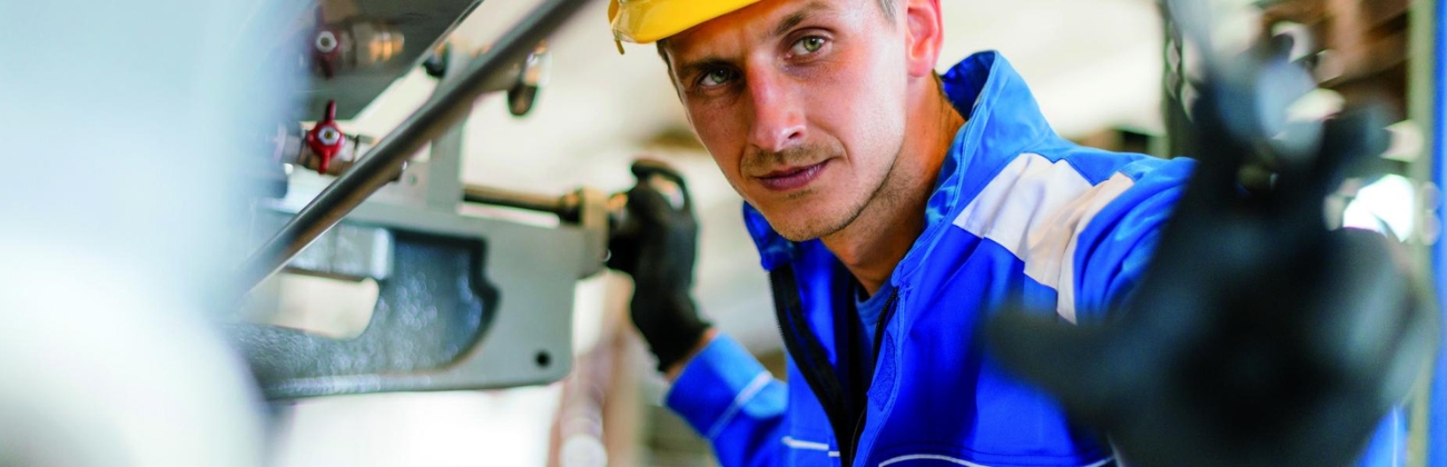 Un ouvrier industriel travaillant à la machine. 