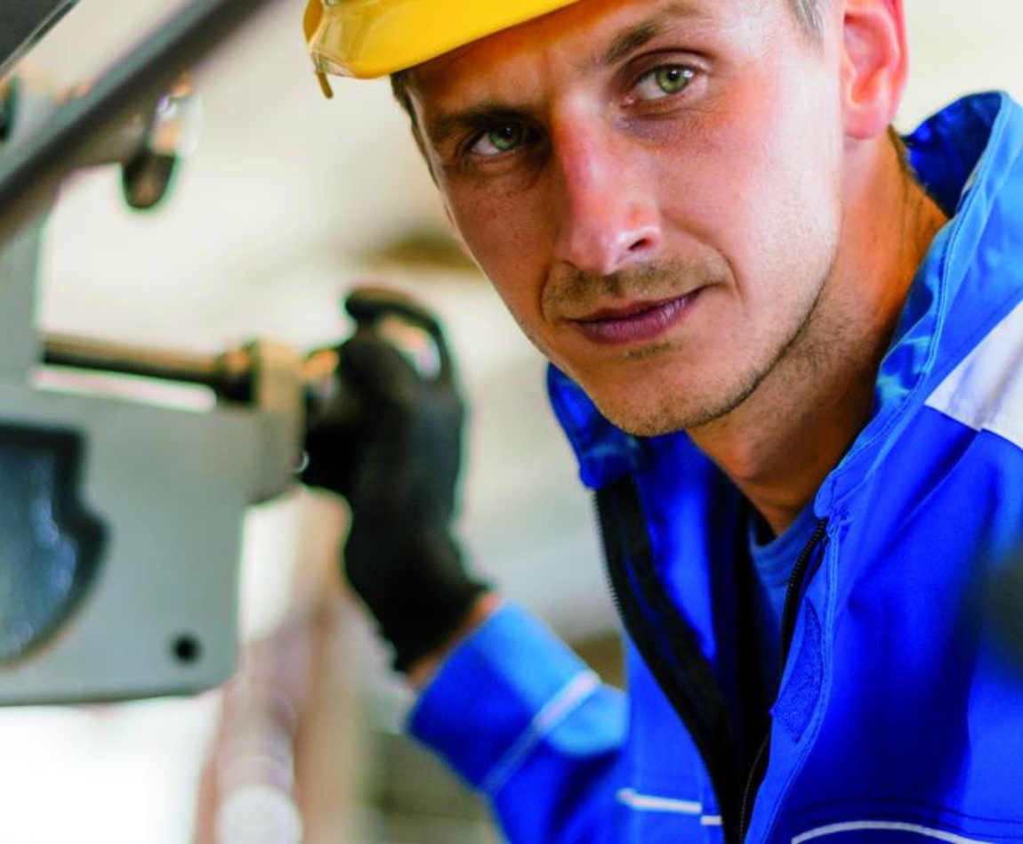 Un ouvrier industriel travaillant à la machine. 