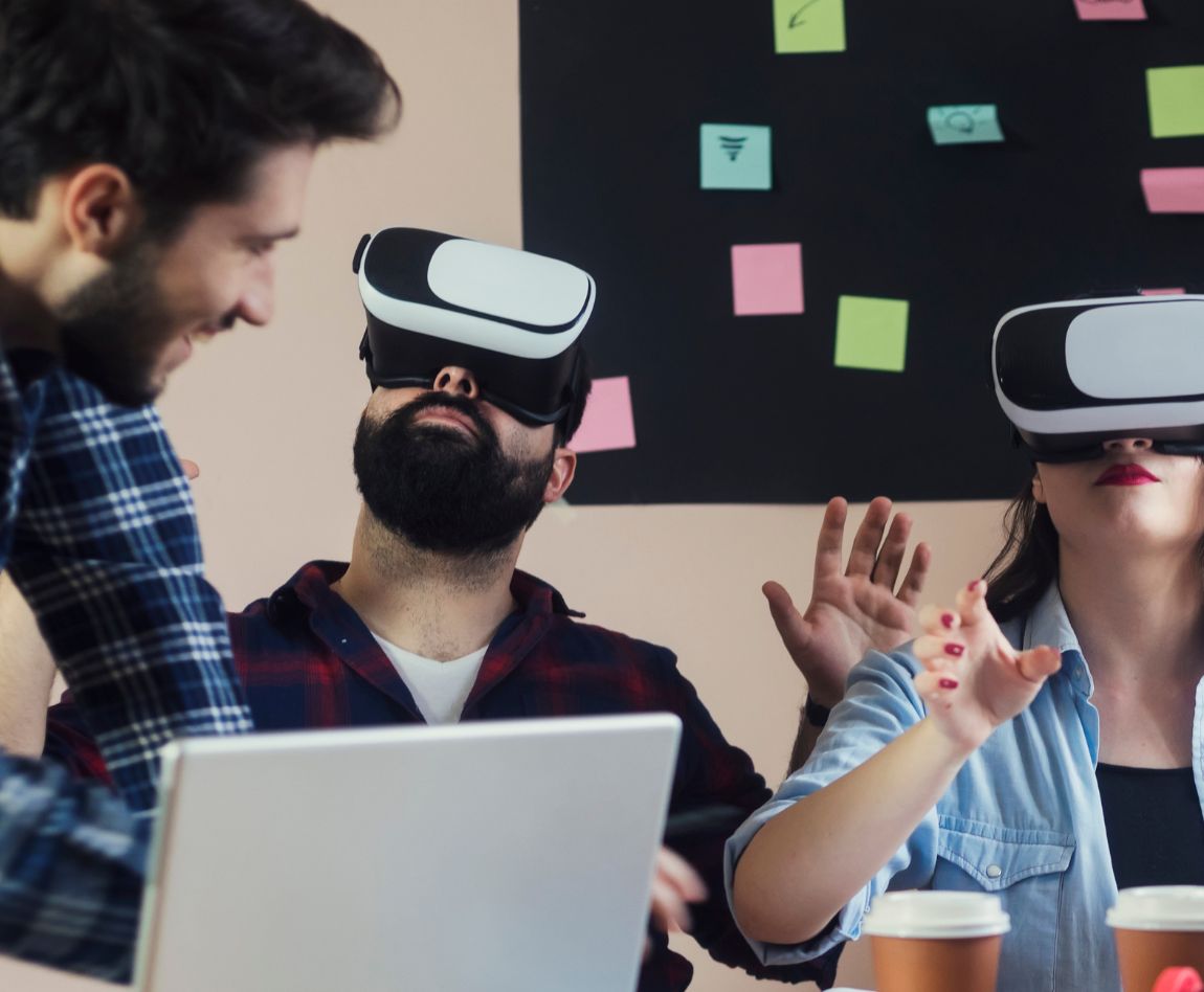 Des collaborateurs de travail en train de tester des casques réalité virtuelle