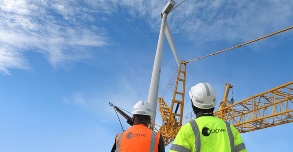 Deux ouvriers apave dans le cadre d'un chantier eolienne