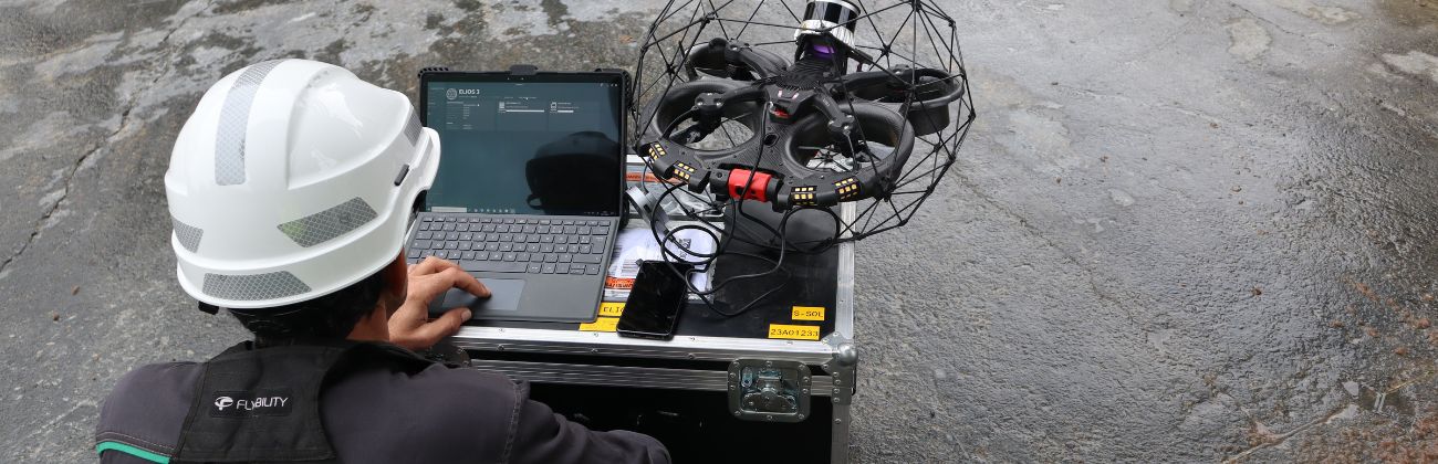 Drone professionnel et contrôle sur ordinateur.