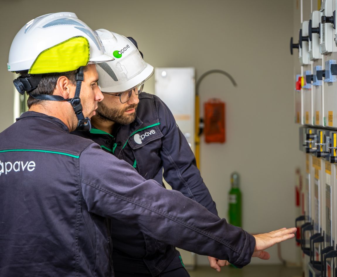Deux inspecteurs Apave contrôlent un tableau électrique