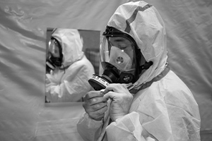 Un homme porte ses EPI pour l'amiante