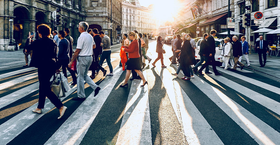 Des personnes traversant une rue à Vienne.