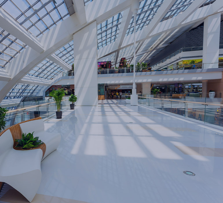 Intérieur d'un centre commercial à deux étages