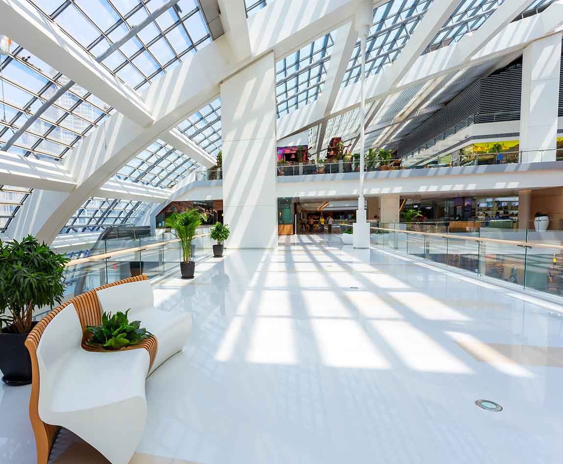 Intérieur d'un centre commercial à deux étages