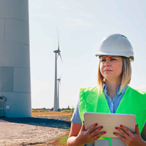 Une femme avec un casque qui tient une tablette