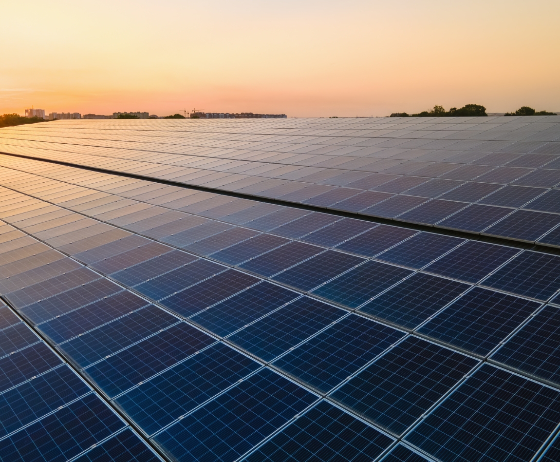 Panneaux solaires au coucher du soleil.