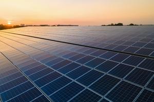 Panneaux solaires au coucher du soleil.