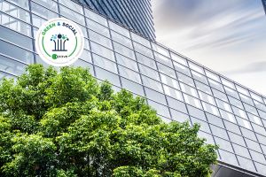 Un bâtiment avec des arbres devant