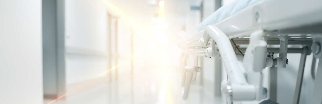 Couloir d'un hôpital avec un lit médicalisé