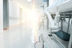Couloir d'un hôpital avec un lit médicalisé