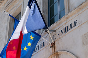 Un drapeau français et un drapeau européen sur le mur d'un hôtel de ville