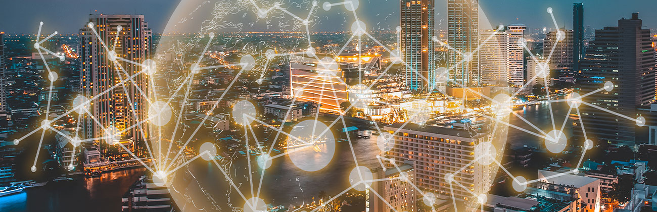 Le concept de ville de réseau sans fil, avec une ligne se connectant ensemble, modernise une ère de l'internet des objets connectant tout dans l'arrière-plan de la ville de la métropole urbanisée.