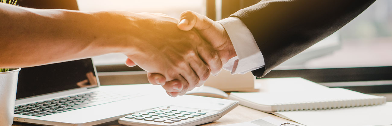 Deux personnes se serrent la main lors d'un rendez-vous d'affaires