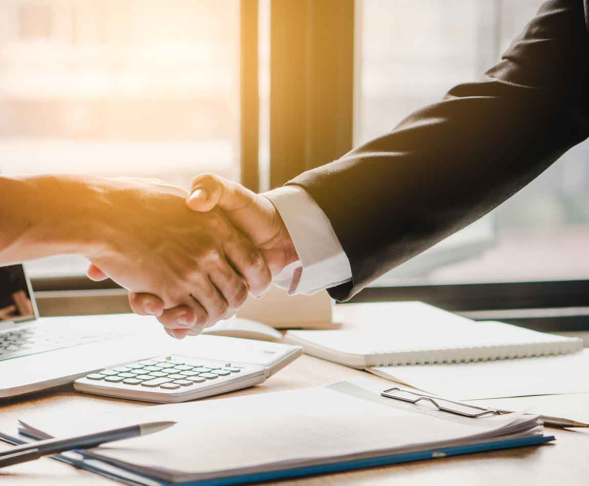 Deux personnes se serrent la main lors d'un rendez-vous d'affaires