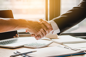 Deux personnes se serrent la main lors d'un rendez-vous d'affaires