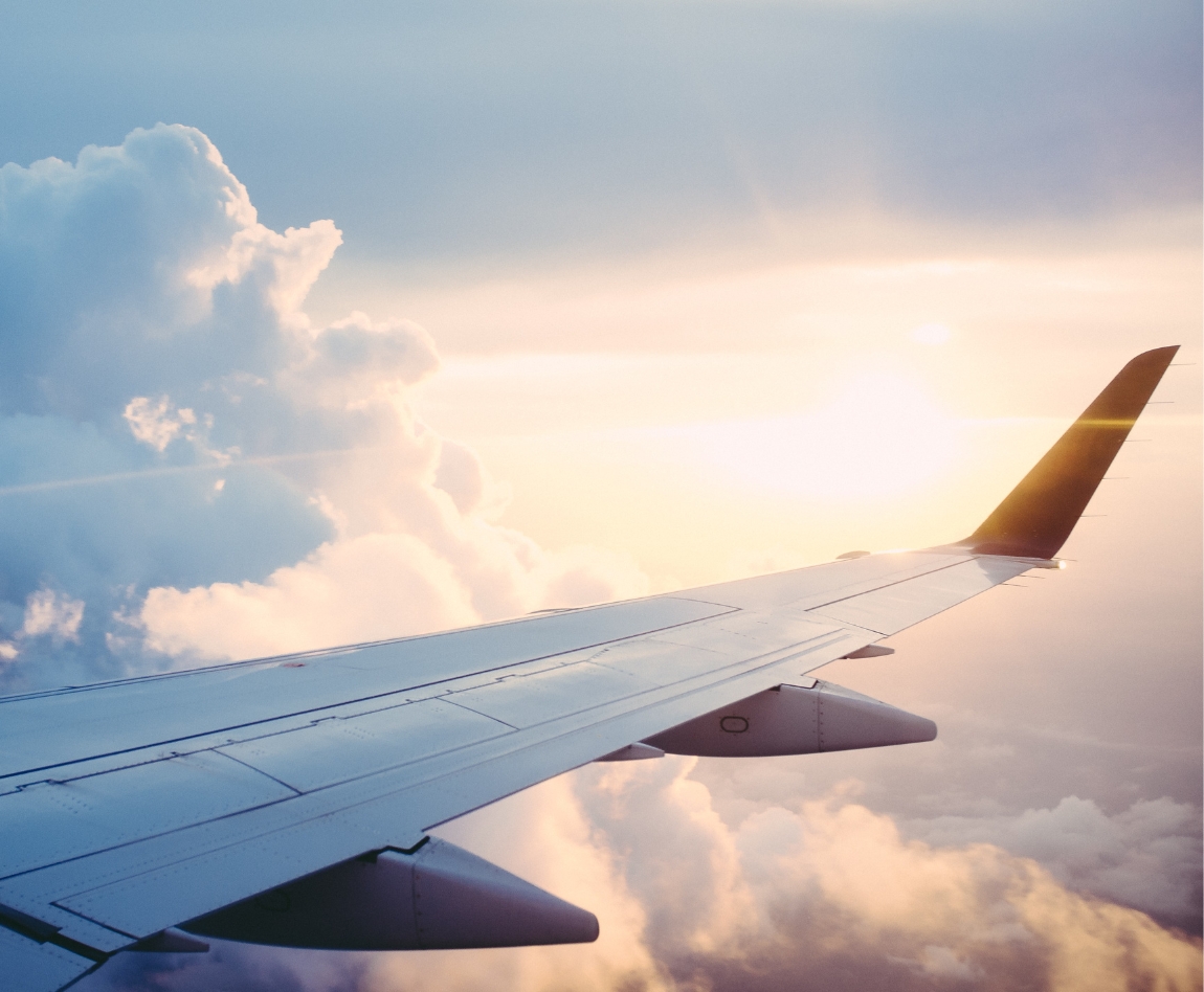 Aile d'avion volant dans les airs 