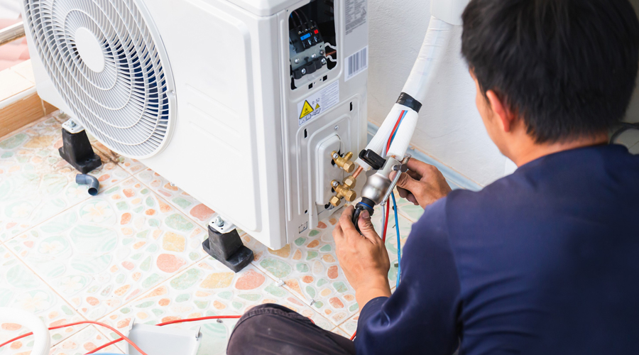 Apave technician in intervention
