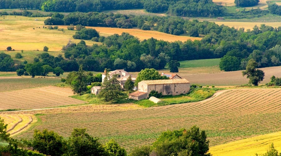 fattoria in un paesaggio rurale